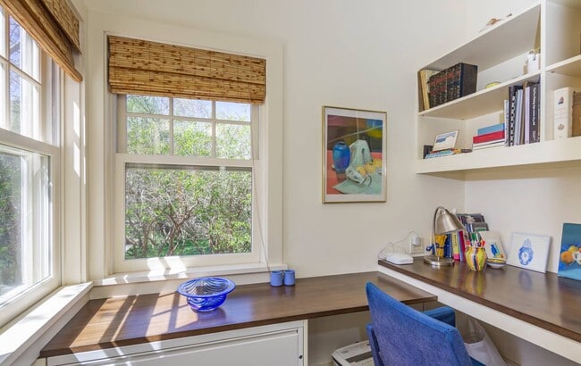 Building Photo - 27 Horseshoe Dr N