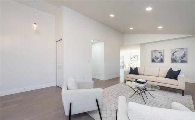 Building Photo - Contemporary rambler in Kent Station!