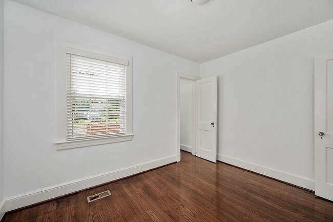 Building Photo - 819 Weedon St