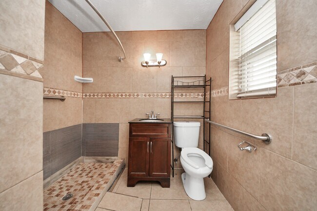 Building Photo - 4402 Ludwig Ln