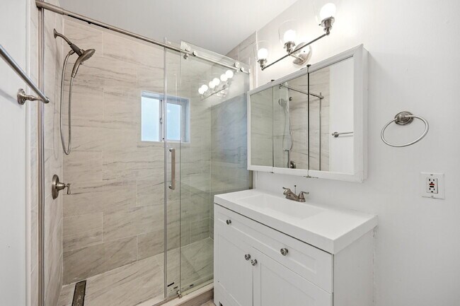 Building Photo - $2,895.95, with $200 Off Cleaning Voucher, 3 Beds - 2 Bath, Single Family Home in Denver with Was...