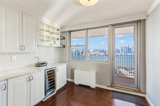 Building Photo - 6040 BLVD E