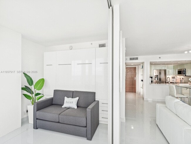 Building Photo - 400 South Pointe Dr