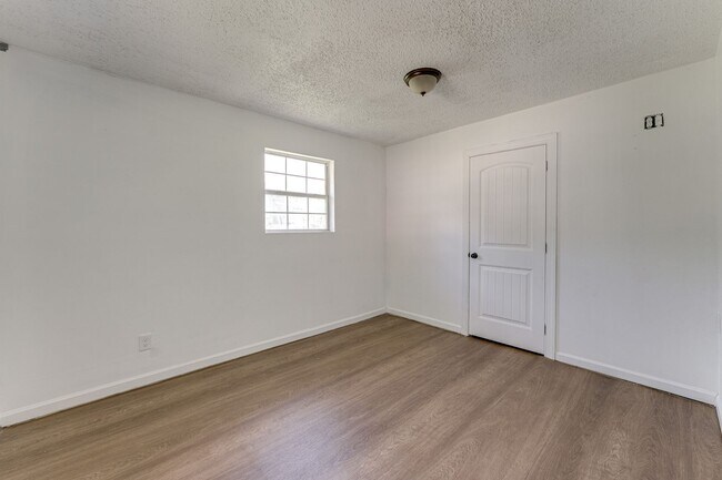 Building Photo - 1010 N Hickory St