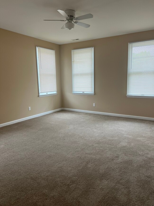 Building Photo - 54 W Sharon Rd