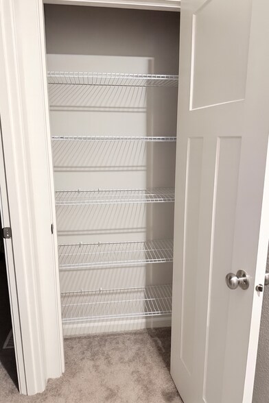 Lenin closet - 8143 SE Leafhopper St