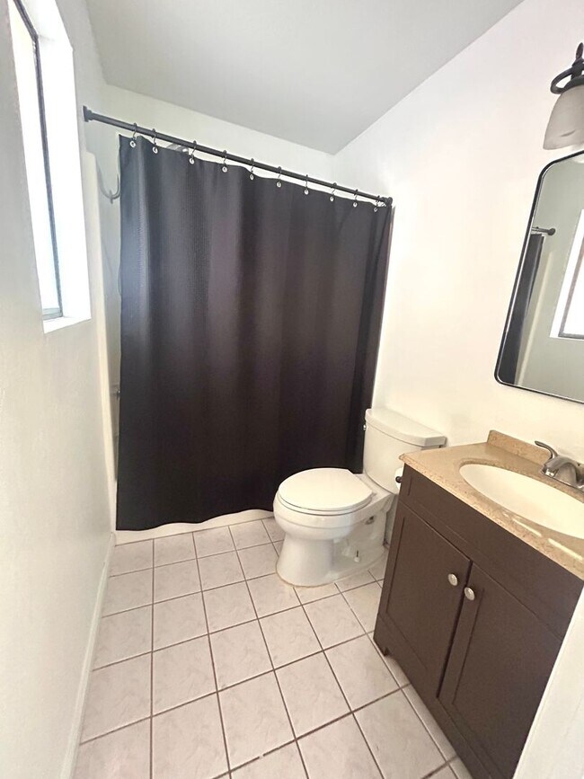 Building Photo - Spacious 3 Bedroom 2 Bathroom Home with Solar