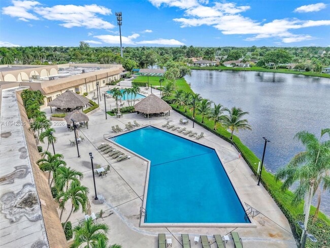 Building Photo - 453 Lakeview Dr