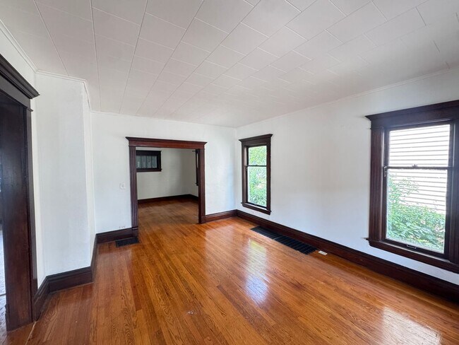 Building Photo - Large 4 Bedroom home!