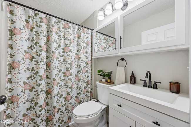 Building Photo - 2143 Lady Di Ln