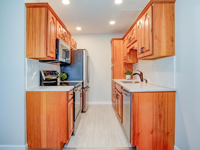 Building Photo - 2 Bedroom 1.5 Bath Renovated Condo Downtow...