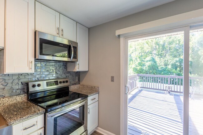 Building Photo - Amazing 5 BR/3 BA Single-Family Home in Te...