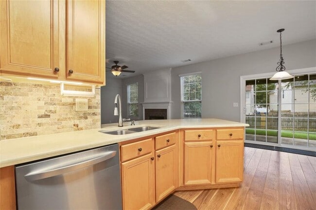 Building Photo - 2643 Whispering Pines Dr SW