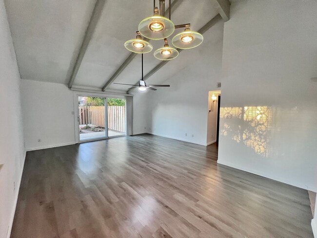 Building Photo - $2,095 Gettysburg & Blackstone, 2 Bedroom ...