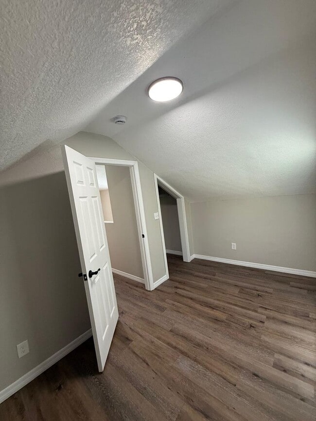 Building Photo - Renovated 2 bedroom, 2 bathroom duplex in ...