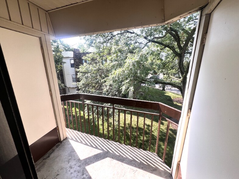 Building Photo - 2275 Country Club Dr