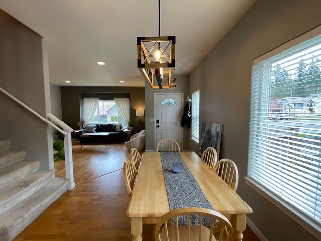 Building Photo - LEASE ASSIGNMENT AVAILABLE MARCH 1: Spacious 4 bdrm, 3 bath home in Cedar Ridge Development!