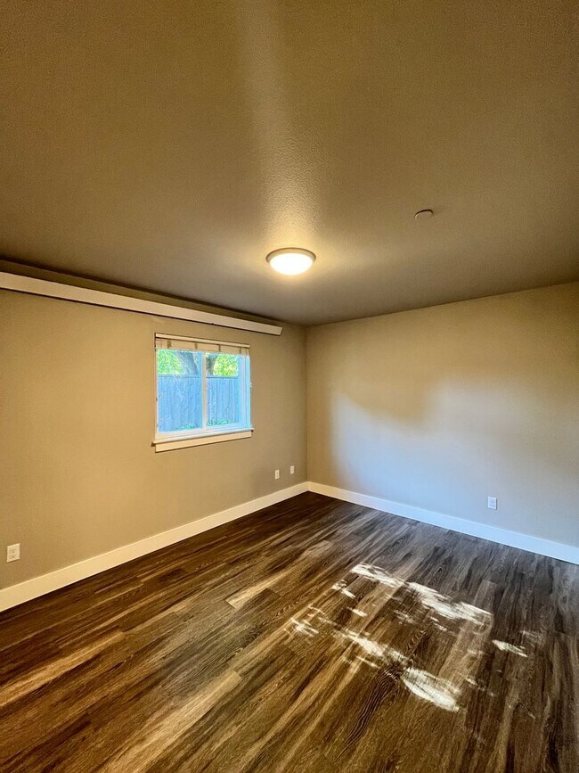 Building Photo - Large 3 Bedroom 2 Bathroom! In-Unit Washer...