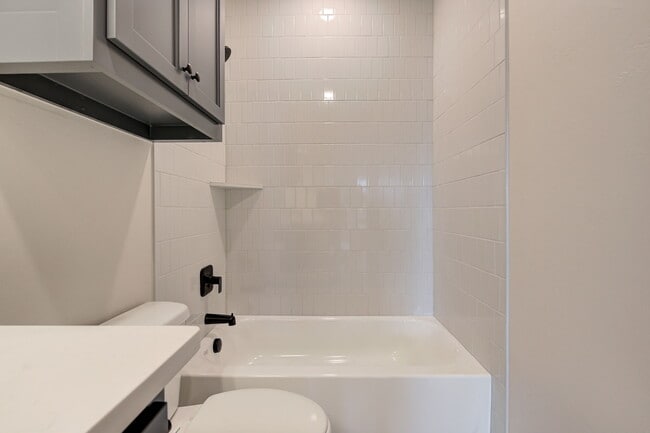 Building Photo - 6016 Kinnick Dr