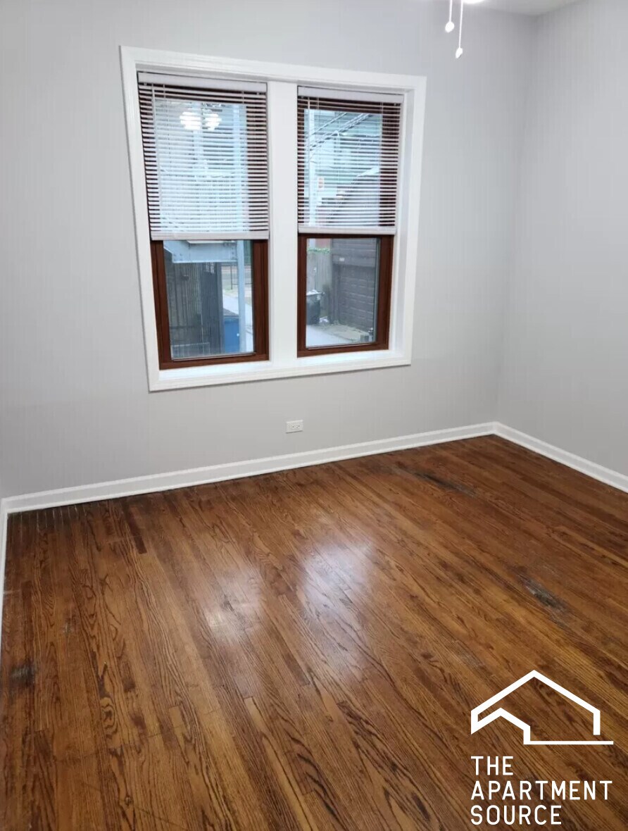 Building Photo - 3700 N Sheffield Ave