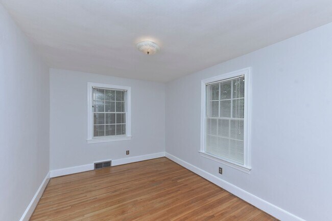 Building Photo - Charming 3 Bedroom, 2 Bath All-Brick Bunga...