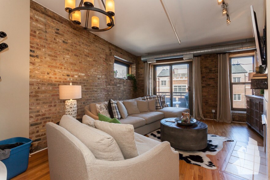 Building Photo - 1735 W Diversey Pkwy