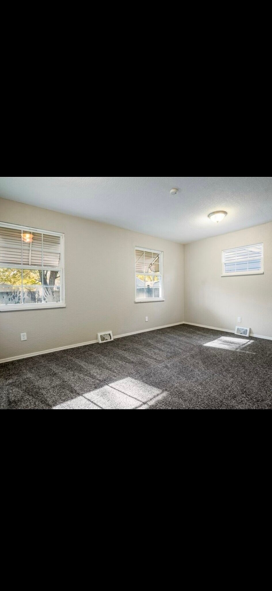 Building Photo - 875 Lamonde Dr