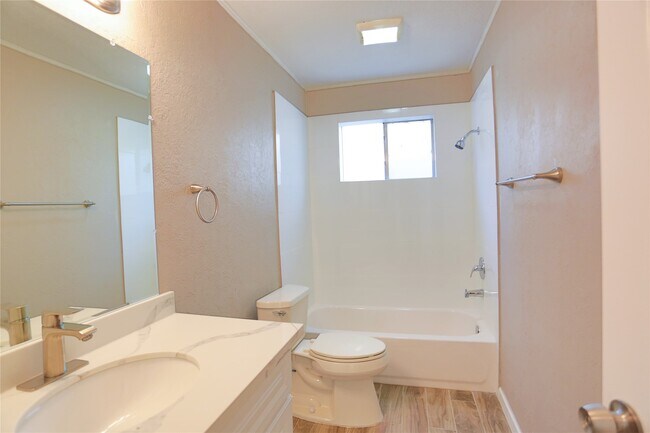 Building Photo - 7007 Glen Rosa Dr