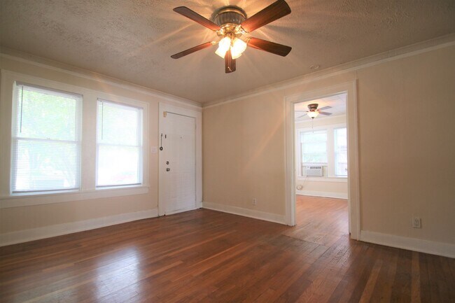 Building Photo - Charming 2/1 Downstairs Apartment Unit w/ ...