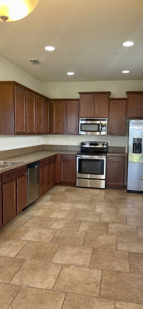 Building Photo - 3 Bedroom / 2.5 Bath / 2 Car Garage Townho...