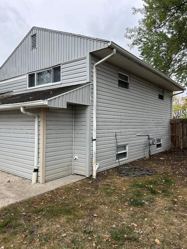 Building Photo - REDUCED! 4 Bedroom, 2 Bath, Single House i...