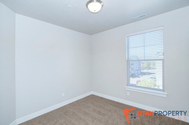 Building Photo - 626 N Sun Peak Dr