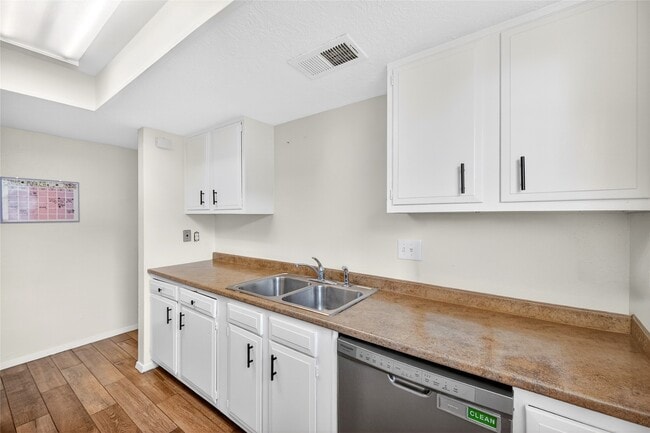 Building Photo - 6975 Chasewood Dr