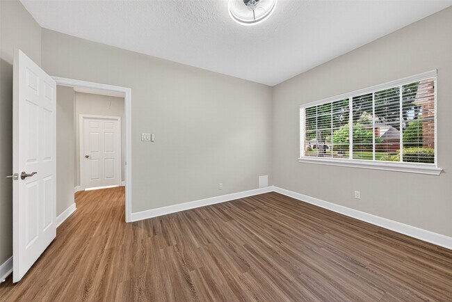 Building Photo - 2015 Rosalyn Ct