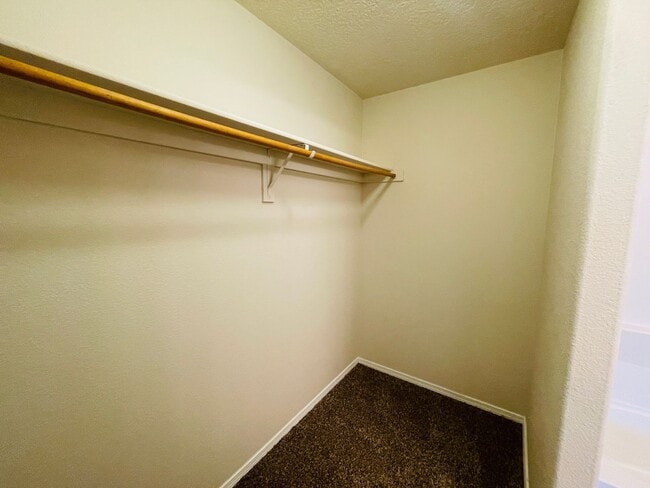 Building Photo - 3 bed 2 bath 1400 sq ft home