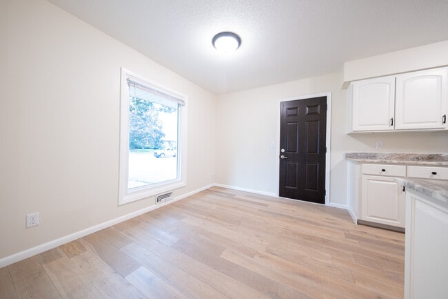 Building Photo - 14200 Elgin Ct