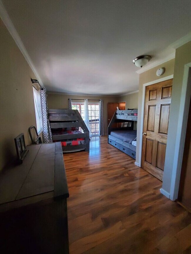 Building Photo - 3 bedroom/ 3 bath. Fully furnished ready f...