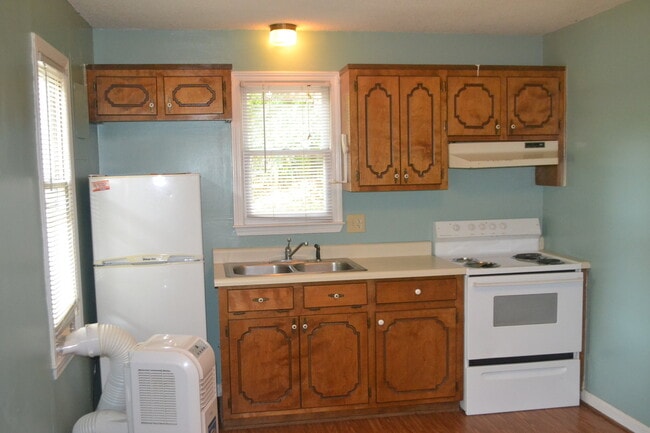 Building Photo - Adorable Studio Cottage in Central