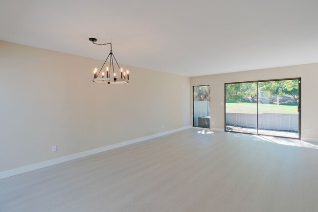 Building Photo - Spacious 3 Bedroom 2 Bath townhome for ren...