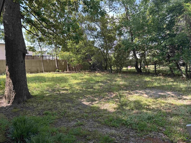 Building Photo - 313 Cherokee Dr