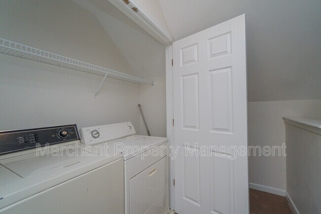 Building Photo - 335 Woodlark St