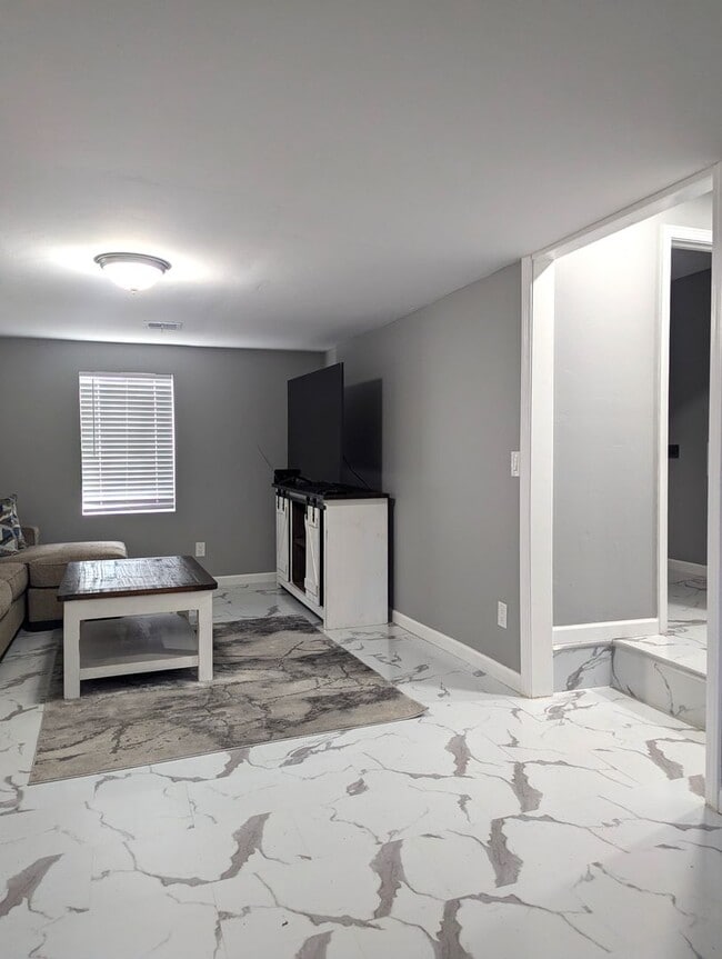 Building Photo - AVAILABLE NOW - $300 OFF 1ST FULL MONTH Modern Remodeled 3BR Home with Bonus Loft & Spacious Livi...