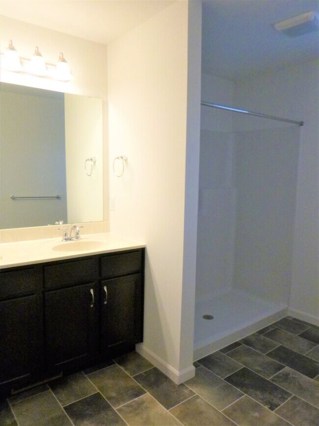 Building Photo - Luxury Townhome!