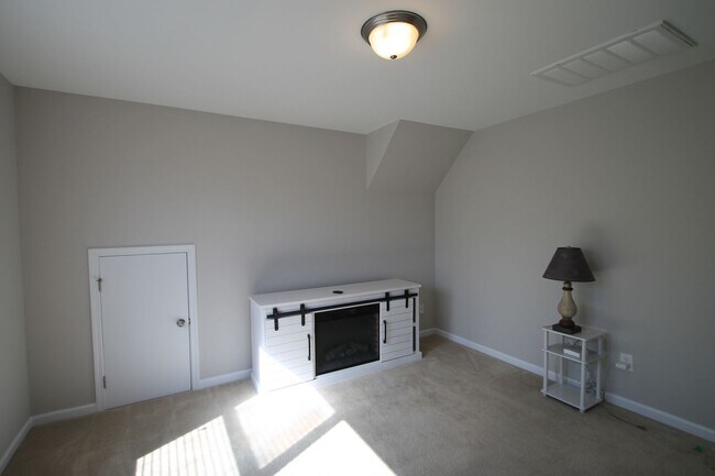 Building Photo - 465 Clouds Way