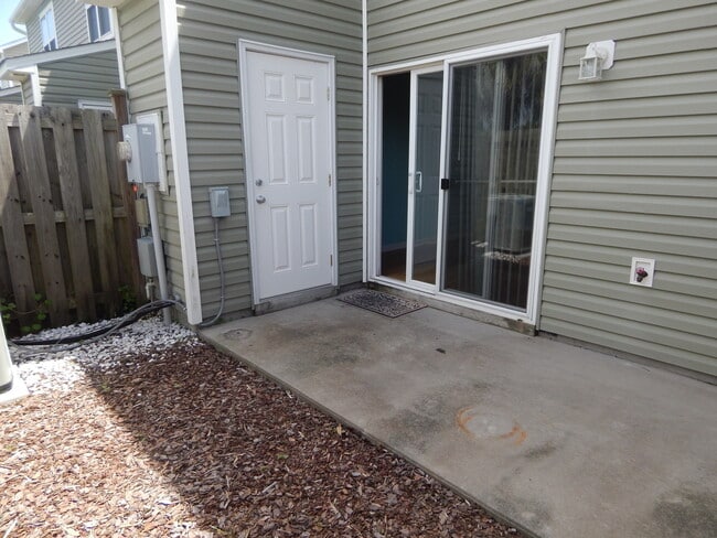 Building Photo - End Unit 3 Bedroom/3 Bath in Saylor's Watch. Trash included!