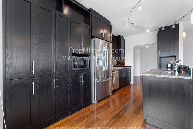 Building Photo - Luxurious Two Bedroom High-Rise Living at the Portland Plaza!