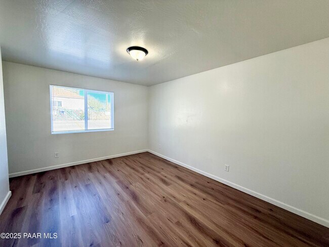 Building Photo - 564 Lincoln Ave