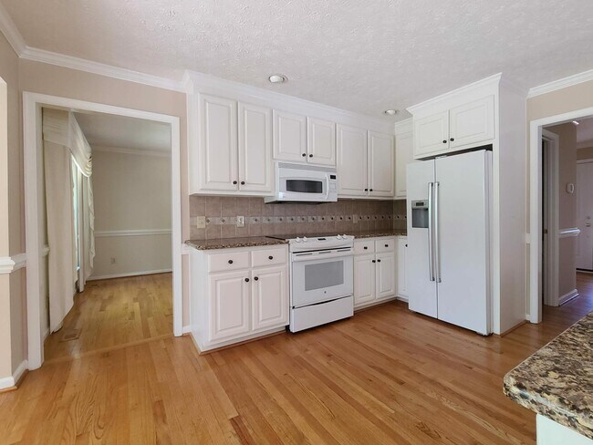 Building Photo - 4 BR, 2.5 BA in Woodlake Crossing