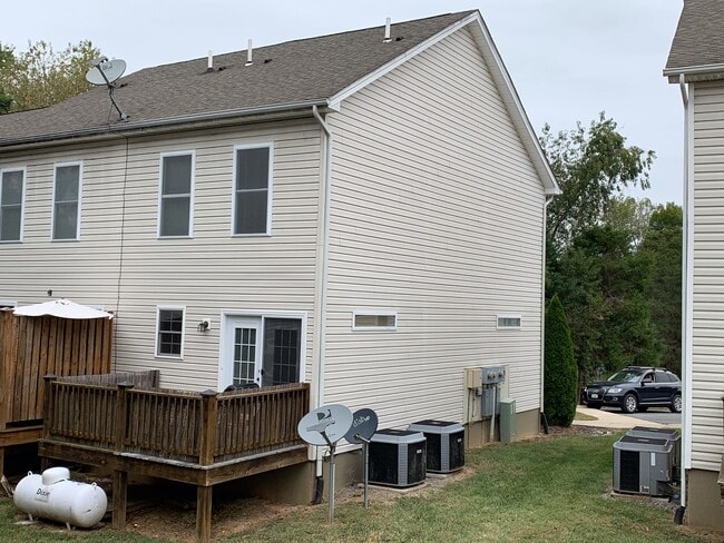 Building Photo - 2BR, 2.5 Ba End unit townhouse in Pikes Place