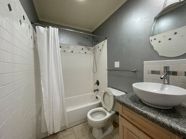 Building Photo - 6 Bedroom/2.5 Bath Home in North Fort Coll...